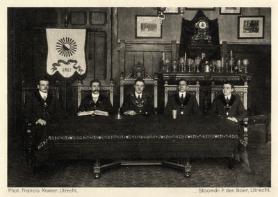 106704 Groepsportret van de senaat van het Utrechtsch Studentencorps (U.S.C.) van het jaar 1909/10: G.R. van Voorst tot ...